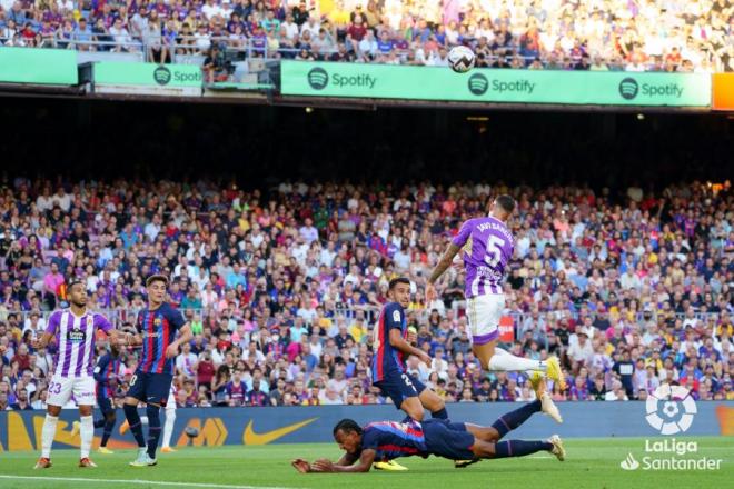 Javi Sánchez intenta cabecear durante el Barcelona-Real Valladolid (Foto: LaLiga).
