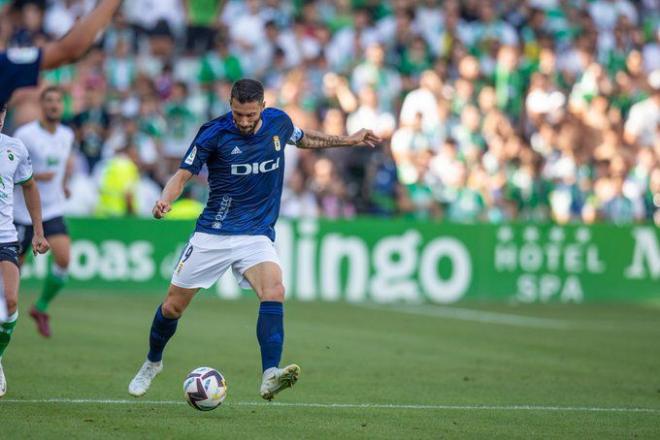 Bastón, ante el Racing en El Sardinero. (Foto: Real Oviedo)