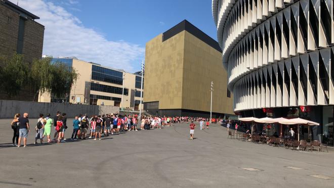 Colas ante el campo de San Mamés para asistir a la presentación de Ander Herrera con el Athletic Club (Foto: DMQ Bizkaia).