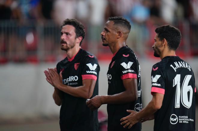 Delaney, Fernando y Navas, pidiendo perdón tras la derrota del Sevilla en Almería (Foto: Cordonpress).