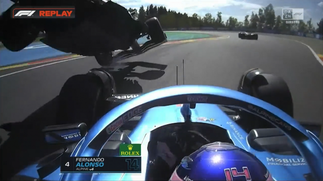 El choque entre Lewis Hamilton y Fernando Alonso en Spa (Captura: DAZN).