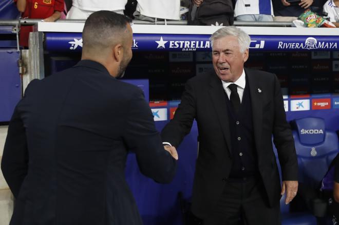 Saludo entre Diego Martínez y Carlo Ancelotti antes del Espanyol-Real Madrid (Foto: EFE).