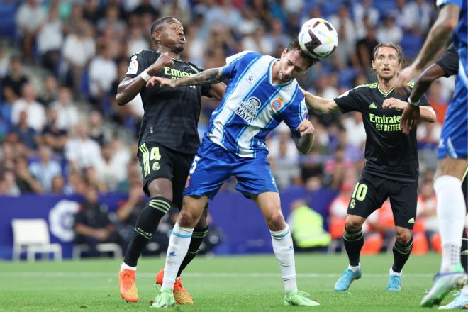 David Alaba pelea con Calero en el Espanyol-Real Madrid (Foto: Cordon Press).