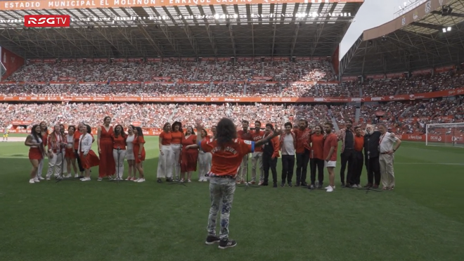 El Coro de Gijón interpreta el 'Gijón de mi alma' en El Molinón