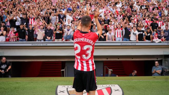 Ander Herrera aplaude a la grada de San Mamés el día de su presentación en Bilbao (Foto: Athletic Club).