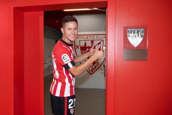 Un recién llegado Ander Herrera entra al vestuario del Athletic en San Mamés (Foto: Athletic Club).