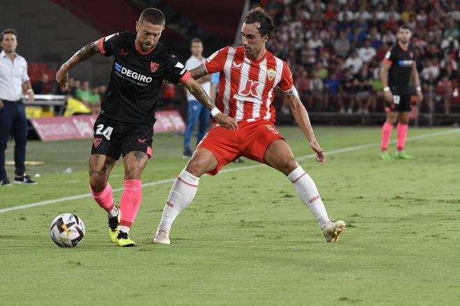 Papu Gómez, en uno de los últimos Almería-Sevilla (Foto: Cordon Press).