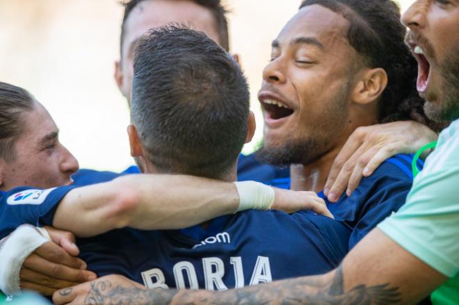 Koba celebra el gol de Bastón junto a sus compañeros. (Foto: LaLiga).