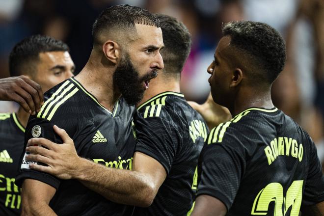 Benzema y Rodrygo tras un gol del Real Madrid (Foto: Cordon Press).