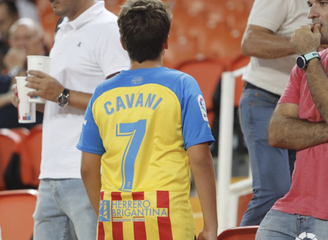Cavani ya es un ídolo en Mestalla sin haber debutado.