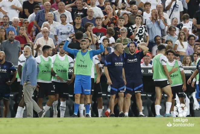 Maxi Gómez y los jugadores del Valencia protestan una decisión de Cuadra Fernández (Foto: LaLiga).
