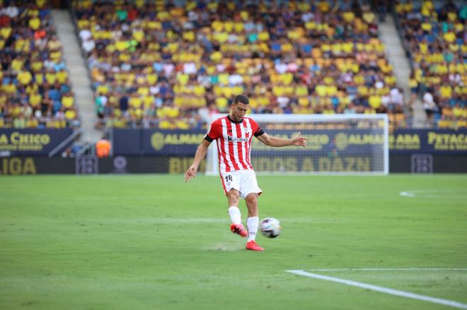 Oscar De Marcos golpea el balón ante el Cádiz CF en el Nuevo Mirandilla. (Foto: Cristo García).