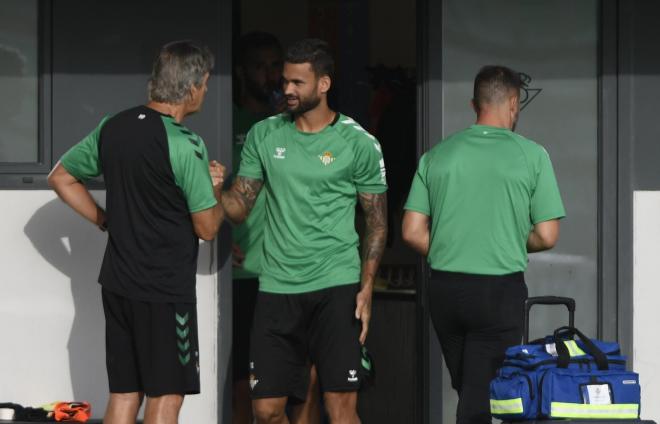 Willian José saluda a Pellegrini en un entrenamiento (Foto: Kiko Hurtado).