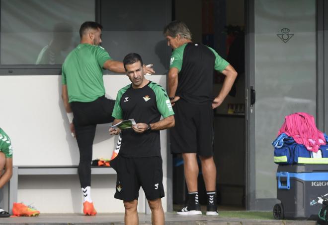 Pellegrini charla con Claudio Bravo en un entrenamiento (Foto: Kiko Hurtado).