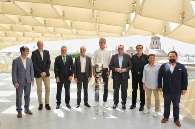 Las autoridades posan en las Setas con la Supercopa.