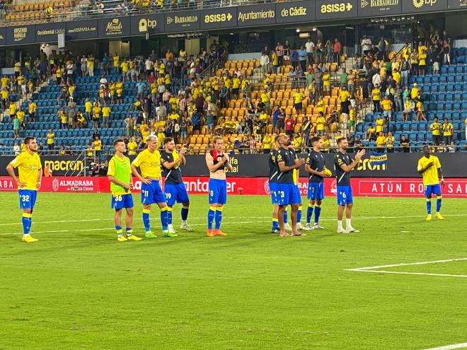 Los jugadores del Cádiz piden disculpas a la afición. (Foto: ElDesmarque).