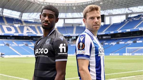 Mohamed-Ali Cho y Asier Illarramendi, con las camisetas para la Europa League esta temporada (Foto: