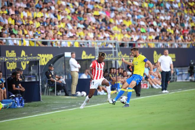 El atacante del Athletic Club Nico Williams regatea a su par ante el Cádiz en el Nuevo Mirandilla. (Foto: Cristo García).