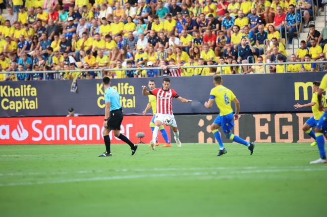 Mikel Vesga mueve al Athletic Club con acierto ante el Cádiz CF en el Nuevo Mirandilla. (Foto: Cristo García).