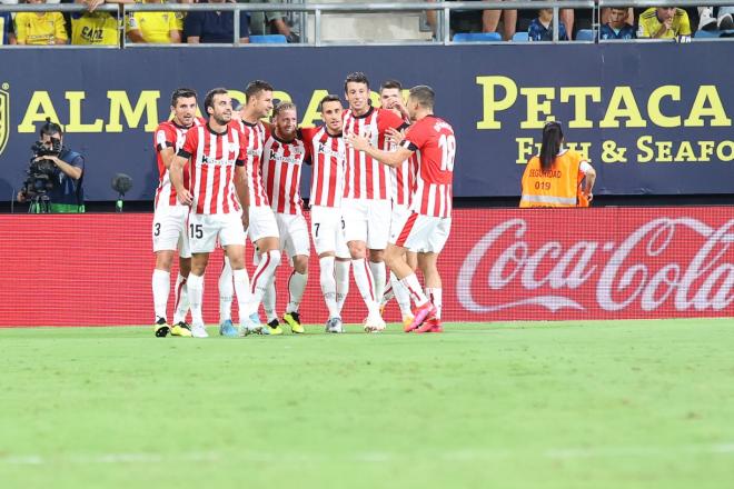 Los jugadores del Athletic celebran el gol de Guruzeta en Cádiz (Foto: Cristo García).