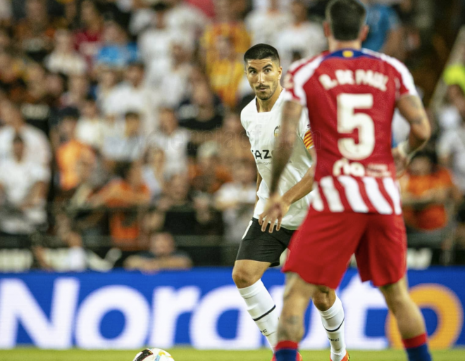 Carlos Soler, ante el Atlético de Madrid (Foto: Valencia CF).