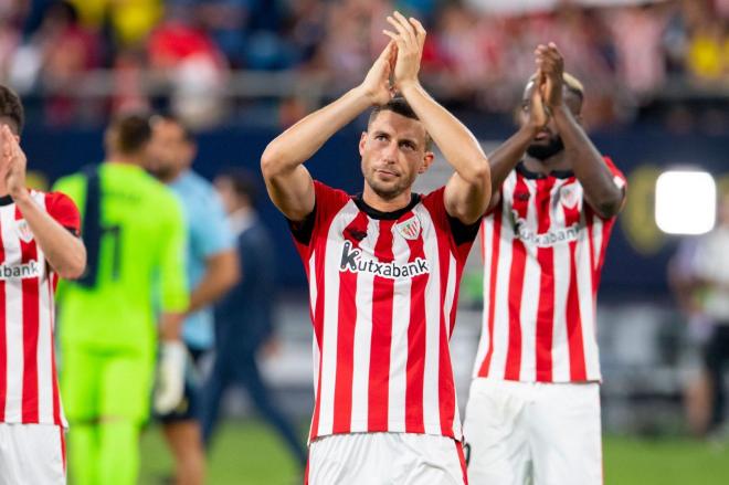 Oscar De Marcos aplaude a los aficionados zurigorris presentes en el Nuevo Mirandilla (Foto: Athletic Club).