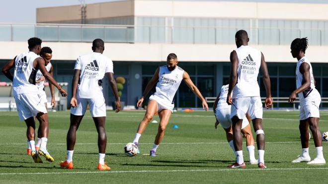 Control de Karim Benzema en el entrenamiento del Real Madrid (Foto: RMCF).