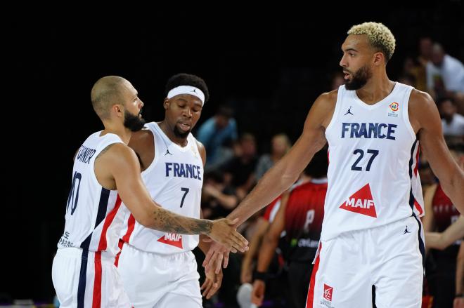 Evan Fournier y Rudy Gobert se saludan durante un amistoso de Francia (Foto: Cordon Press).