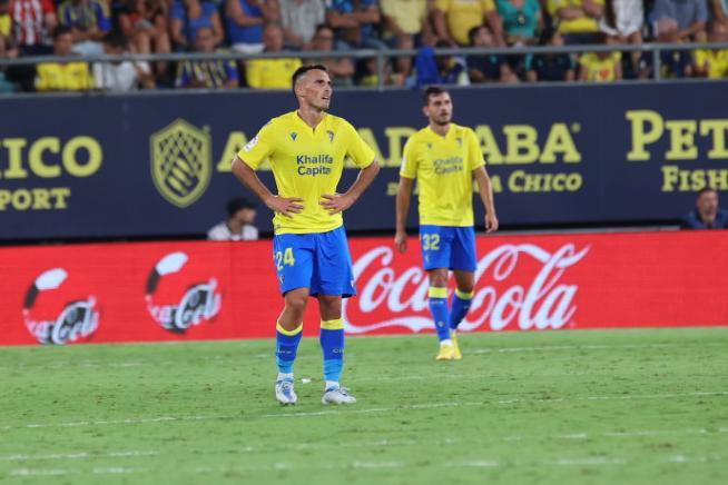 Los jugadores del Cádiz, hundidos tras perder contra el Athletic