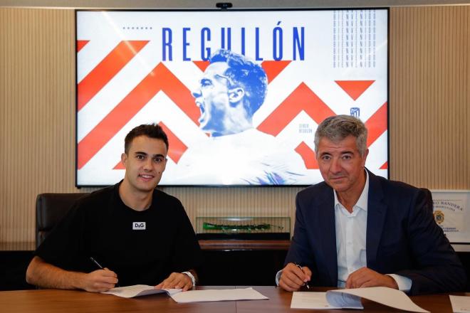 Sergio Reguilón firma con Gil Marín como nuevo jugador del Atlético de Madrid (Foto: ATM).