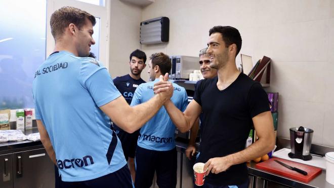 Saludo de Alexander Sorloth a Mikel Merino tras su regreso (Foto: Real Sociedad).