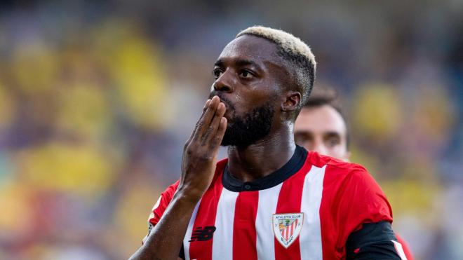 Beso de Iñaki Williams ante el Cádiz en el Nuevo Mirandilla (Foto: Athletic Club).
