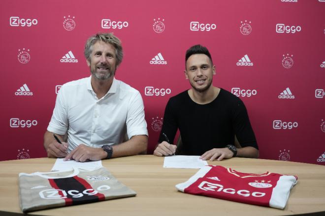 Ocampos firma su contrato con el Ajax.