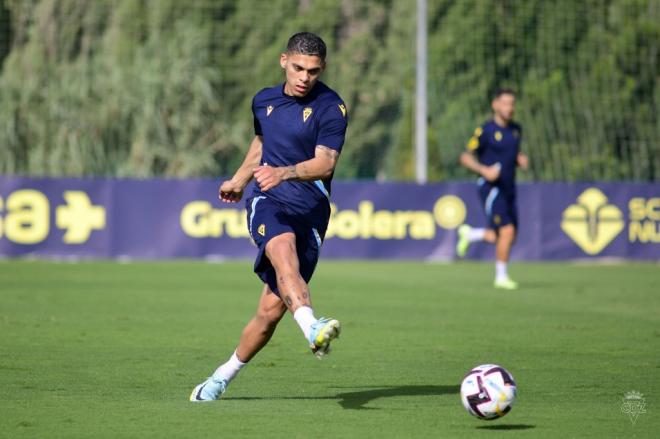 Brian Ocampo, en un entrenamiento (Foto: Cádiz CF).