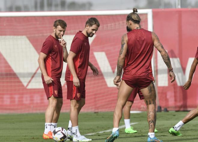 Rakitic y Januzaj, en la sesión del Sevilla (Foto: Kiko Hurtado).