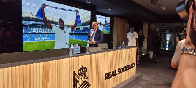 Sadiq Umar, con Jokin Aperribay en su presentación como nuevo fichaje de la Real Sociedad (Foto: M