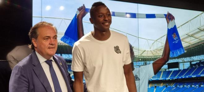 Sadiq Umar, con Jokin Aperribay en su presentación como nuevo fichaje de la Real Sociedad (Foto: M