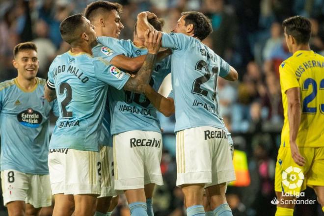 Los compañeros abrazan a Aspas tras su segundo gol al Cádiz (Foto: LaLiga)