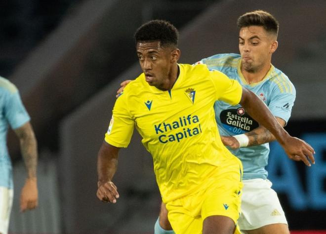 Choco Lozano se zafa de Fran Beltrán en el Celta-Cádiz (Foto: LaLiga)