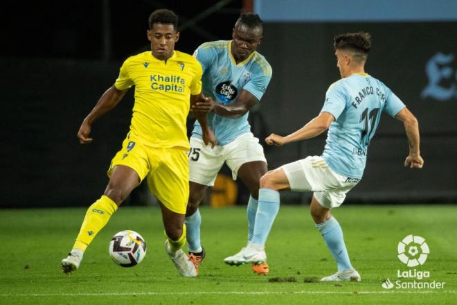 Choco Lozano, encimado por Aidoo y Fran Beltrán en el Celta-Cádiz (Foto: LaLiga)