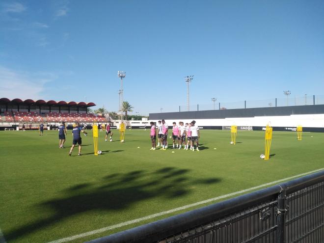 El Valencia prepara el partido ante el Getafe con ejercicios con balón y Hugo Duro participa.