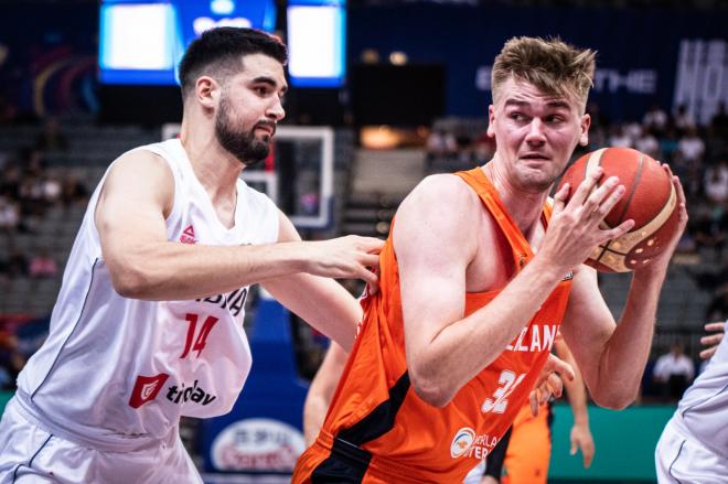 La selección de baloncesto de Países Bajos, en un partido de Eurobasket frente a Estonia