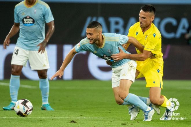 San Emeterio encima a Óscar Rodríguez en el Celta-Cádiz (Foto: LaLiga)