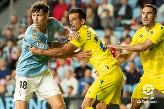 Strand Larsen se zafa de un rival en el Celta-Cádiz (Foto: LaLiga)