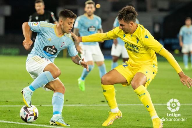 Fran Beltrán ante Zaldua en el Celta-Cádiz (Foto: LaLiga)