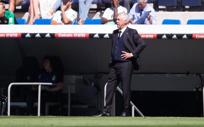 Ancelotti, en la banda del Bernabéu (Foto: Cordon Press).
