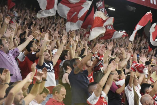 La afición del Sevilla, tras el encuentro (Foto: Kiko Hurtado).