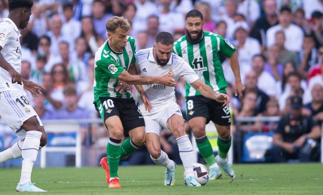 Canales y Carvajal pelean por un balón en el Real Madrid-Betis (Foto: Cordon Press).