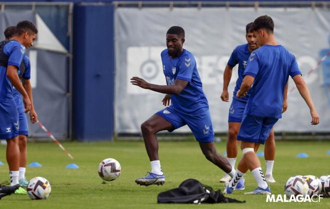 N'Diaye, en un rondo con Juanfran, Andrés Caro o Loren (Foto: MCF).