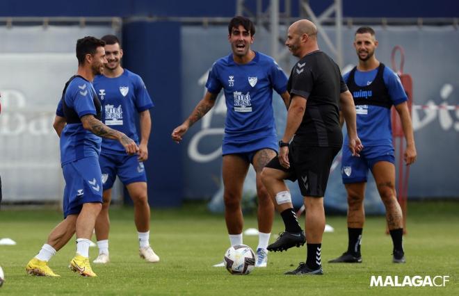 Rubén Castro y Escassi bromean con Bravo durante un entrenamiento (Foto: MCF).